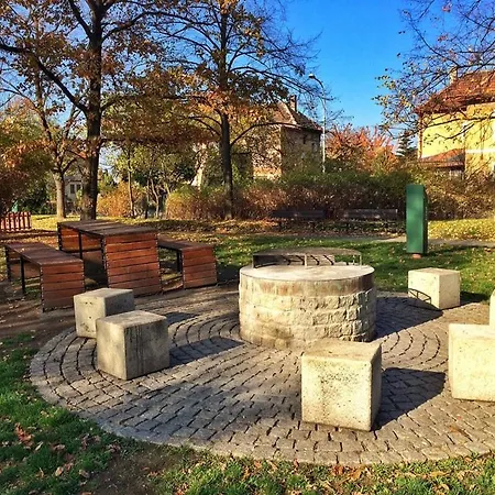 Sunny Family In Zizkov Lägenhet *